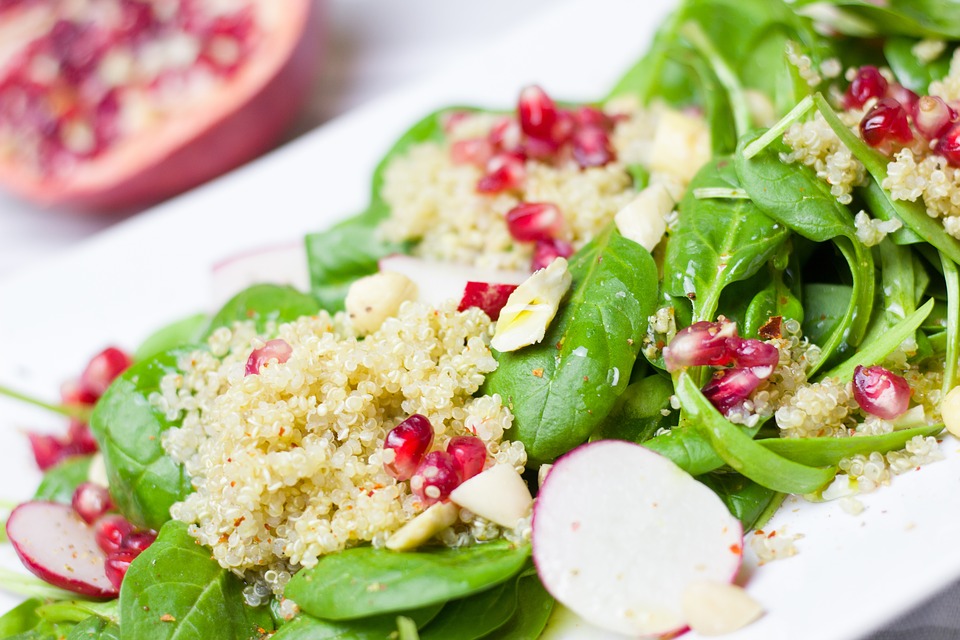 Recetas sanas y ligeras. Ensalada de quinoa con postre de queso