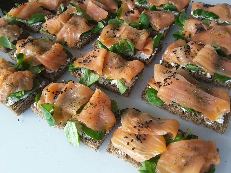 Tosta de salmón con queso para untar Reny Picot finas hierbas