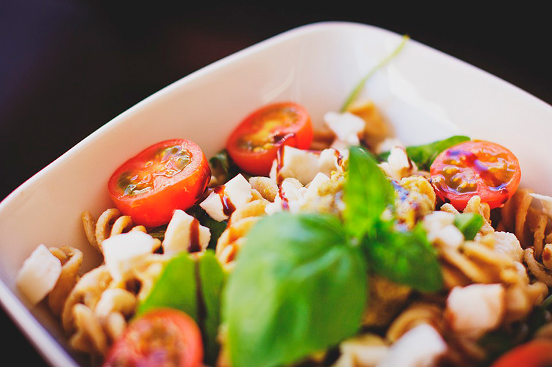 ensalada de pasta con queso y tomate - recetas para picnic